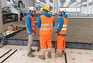 Profile przemysłowe w praktyce: jak wybrać rozwiązanie dopasowane do obciążenia i typu posadzki?